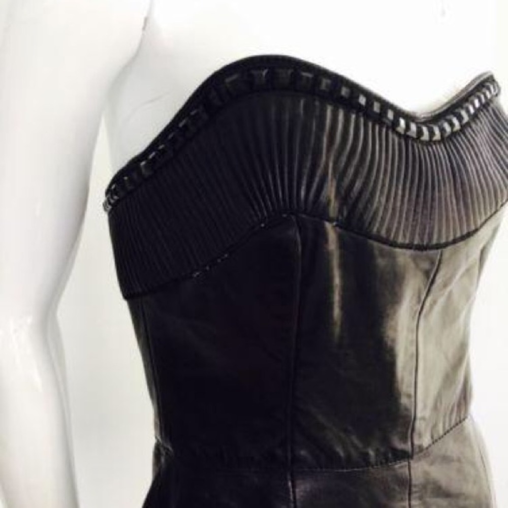 Black leather strapless dress.
Features a sweetheart plunge cleavage. - Picture 6 of 11